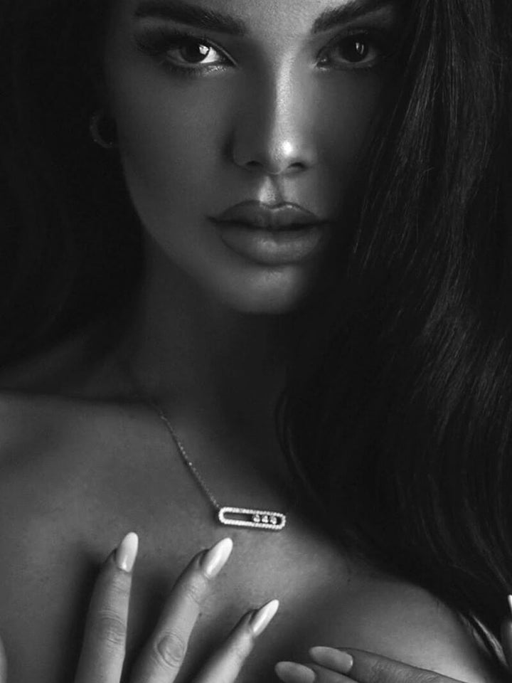 Katalin - Nyaklánc Három Gyémántkő Mozgásban Fénnyel