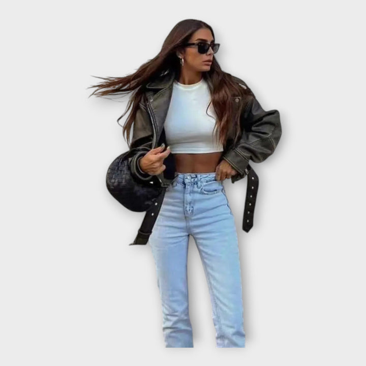 Zsuzsa - Modern Rövid Bőrkabát Övvel és Finom Esztétikával