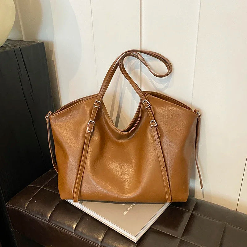 Johanna - Tágas Belso terü Válltáska Mindennapi Használatra