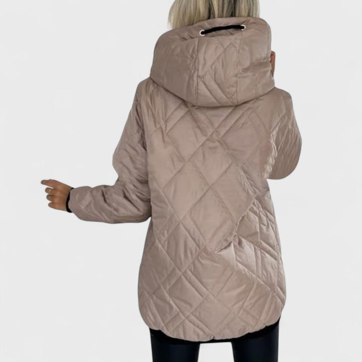 Marija - Elegáns puffos télikabát kapucnival és arany cipzárral